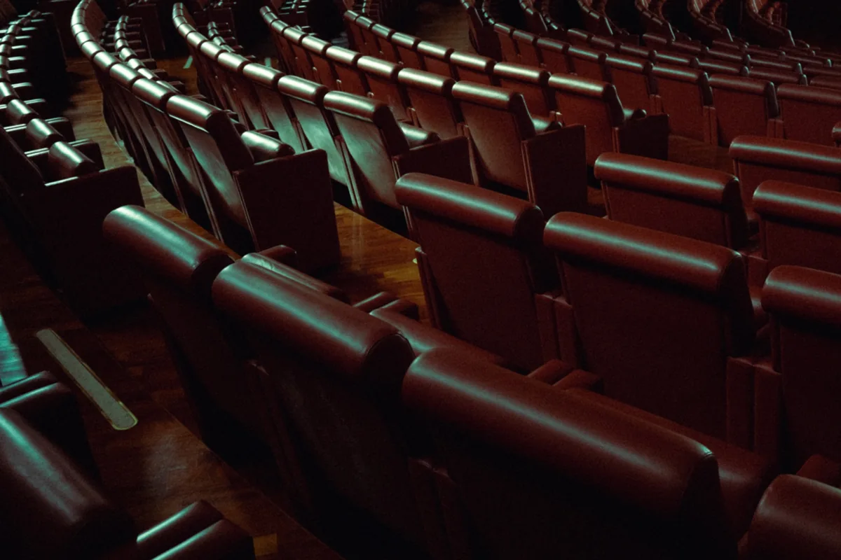File di poltrone vuote in una sala cinematografica