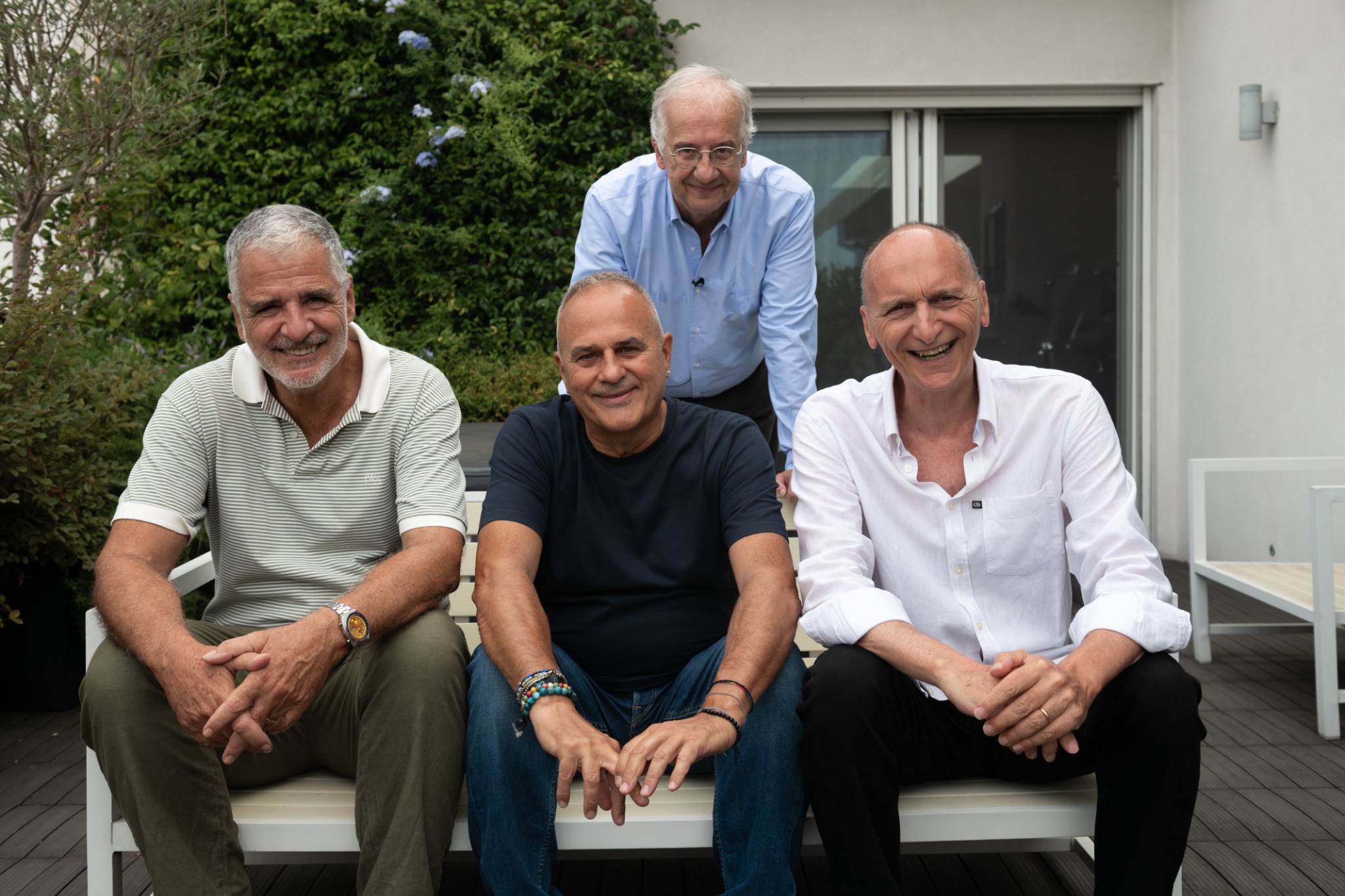 Foto di gruppo in giardino dal documentario L’assurda storia della Gialappa’s Band