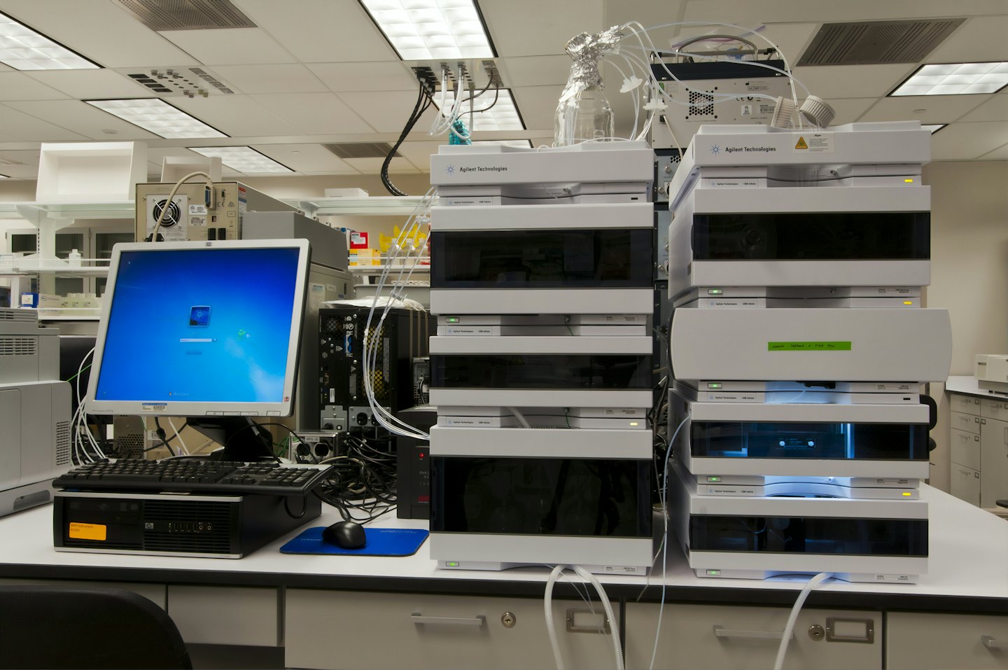 Moderna postazione di lavoro di laboratorio con strumenti scientifici e computer.