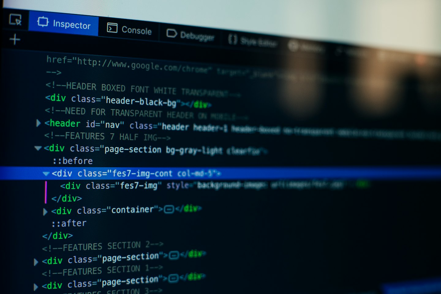 Sviluppatore che guarda righe di codice su uno schermo di computer.