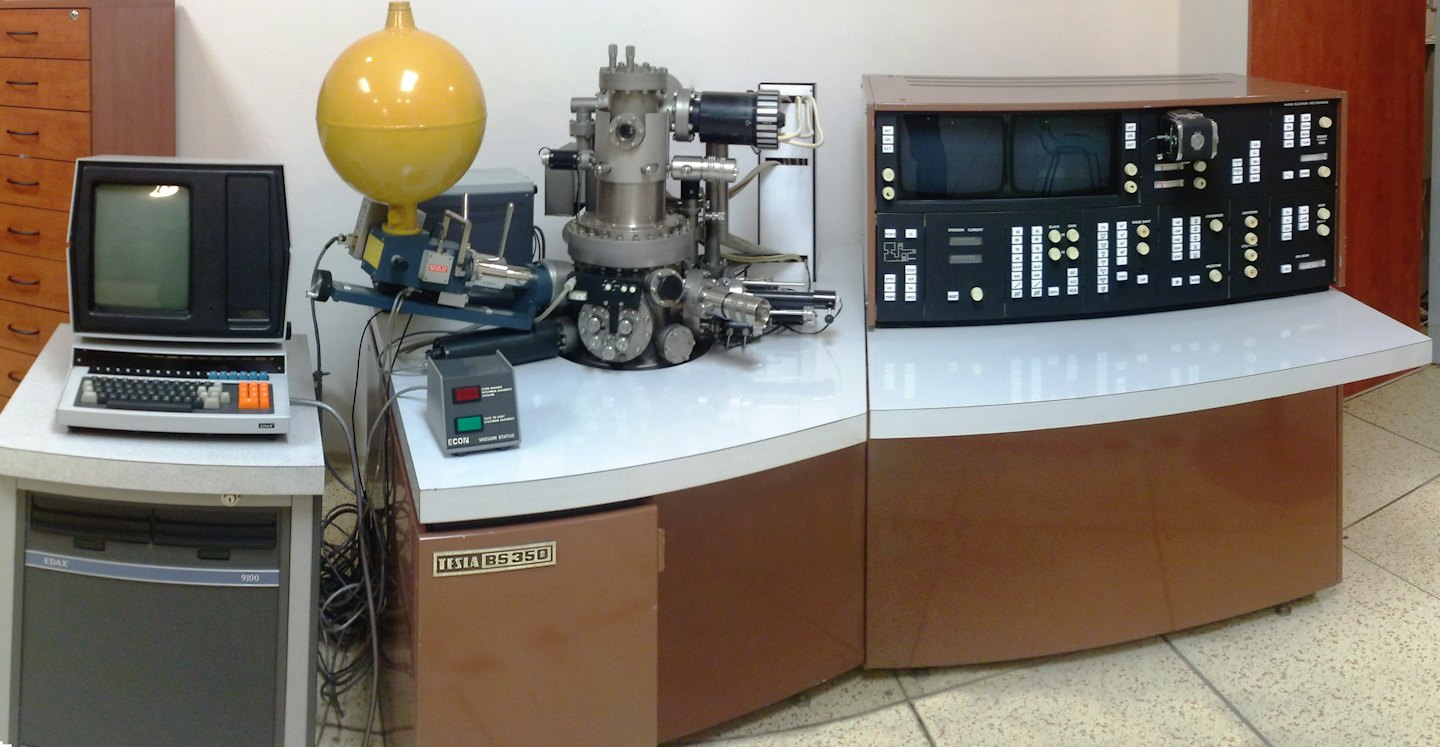Attrezzatura scientifica vintage da laboratorio con vecchio computer e microscopio.